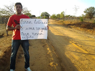 Leandro Flores vem protestando desde 2011 na tentativa de sensibilizar o governo baiano a asfaltar 60 km da rodovia. (Foto: Reprodução/Facebook).