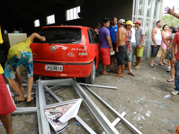 O gol invadiu o passeio público e entrou na oficina.