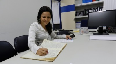 Drª Ivana Luz assina seu termo de posse.