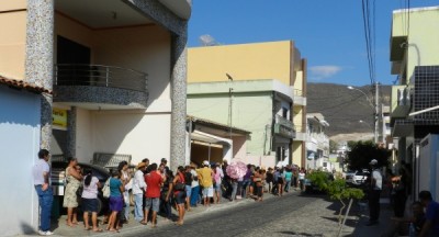 Centenas de beneficiários formam fila para receber o Cartão do Bolsa Renda. 