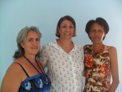 Cristina Oliveira ladeada por duas novas médicas.