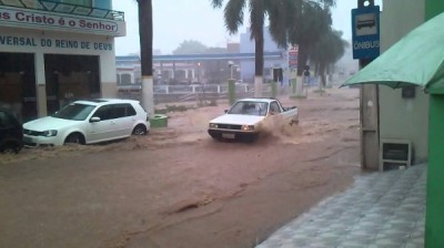 Foto Arquivo. Chuvas inunda ruas de Macaúbas. 