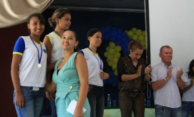 Diretores de escolas entregam medalhas ao mérito. 