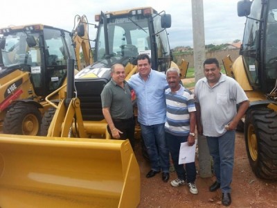 Zezinho em Guanambi recebendo mais uma máquina. 