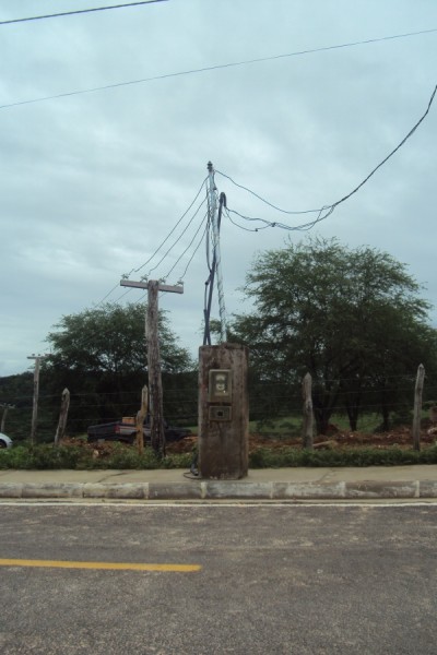 Fios da rede elétrica muitos baixos, podem ser tocados com a mão. 