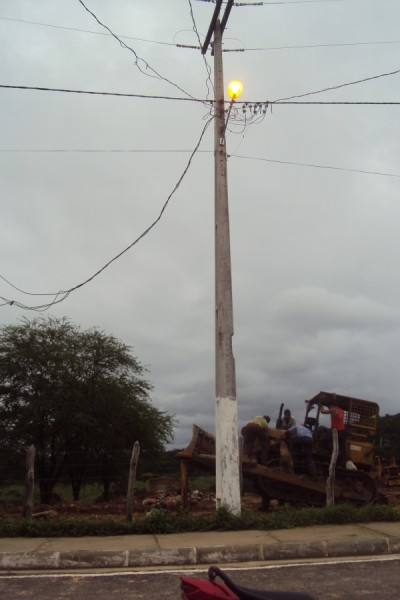 Outra irregularidade constatada é a luz do poste acessa constantemente 