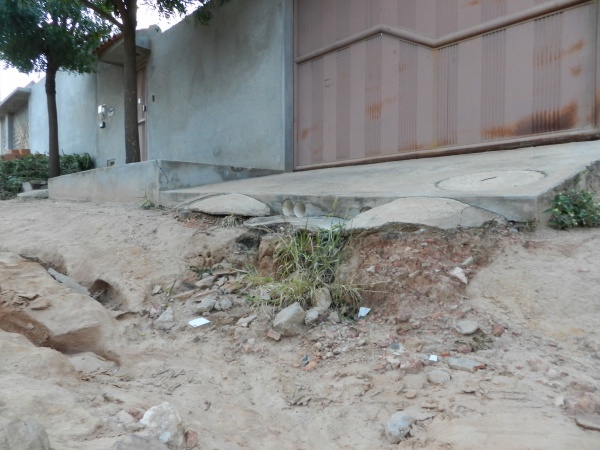 Crateras impedem que moradores tenha aceso as garagem de suas casas.