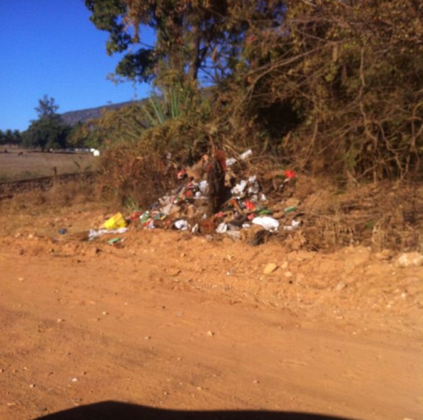 Lixo pode contaminar fonte de água, diz internauta.