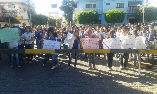 Estudantes "madrugam" em frente a Prefeitura: "queremos buzu" (Foto Facebook de Soll Santos)